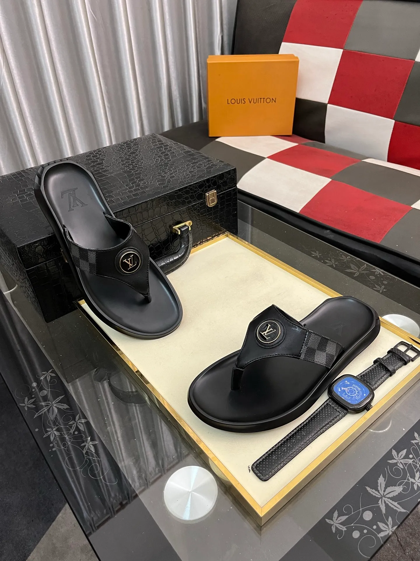 Men's shoes 💰260⌚️⌚️lv-Louis Vuitton) new men's sandals, high-end boutique, exquisite embossed logo decoration on the upper, fine workmanship, super soft soles, casual, loose and comfortable, a must-have in summer! \nsize: 38-443️⃣Colors available